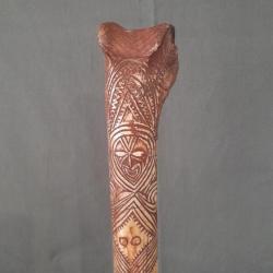 Une ancienne dague Iatmul en os de casoar - Papouasie-Nouvelle-Guinée