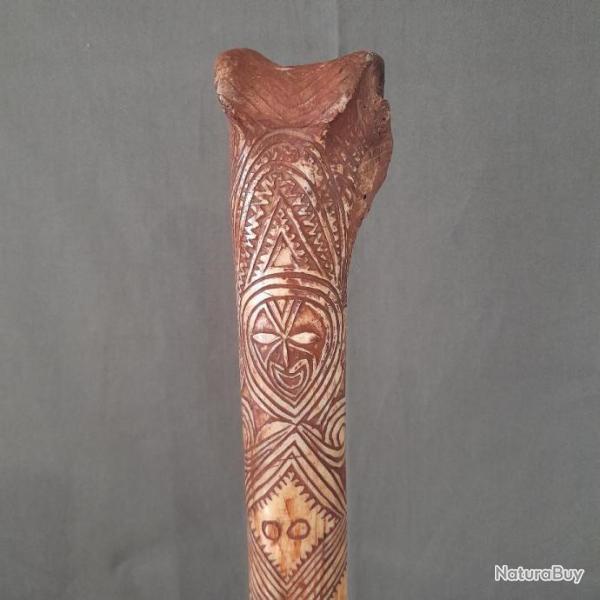 Une ancienne dague Iatmul en os de casoar - Papouasie-Nouvelle-Guine