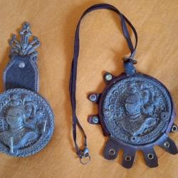 Antiquités 2 Médailles pendentifs anciens années 1960
