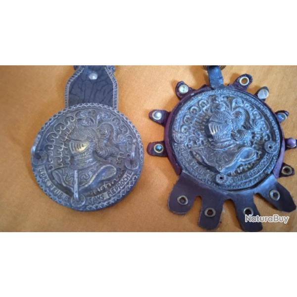 Antiquits 2 Mdailles pendentifs anciens annes 1960