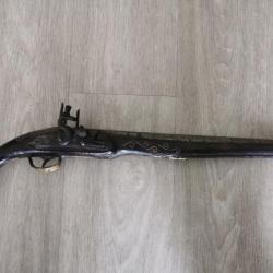 Pistolet silex de longueur 520 mm Nombreuses gravures et de  fils en bronze  incrusté dans le bois
