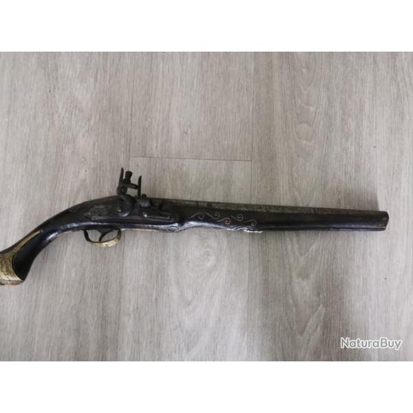 Pistolet silex de longueur 520 mm Nombreuses gravures et de  fils en bronze  incrust dans le bois
