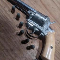 Beau Revolver à broche chrome et gravures cal 11 mm the gardian of American avec balles