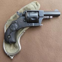 Bon revolver bull-dog cal 320 de production Germanique avec étuis