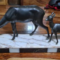 Biche et faon en métal type bronze sur socle en marbre