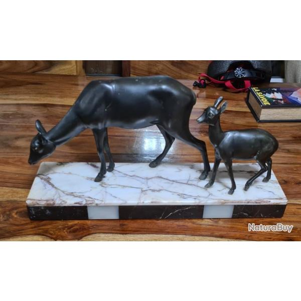 Biche et faon en mtal type bronze sur socle en marbre