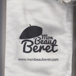 Poche en tissu doux, de marque "Mon beau Béret". Permet de protéger son béret quand on ne s'en sert