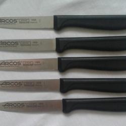 5 Couteaux de table Arcos. Fabricant Espagnol. Très bon tranchant.