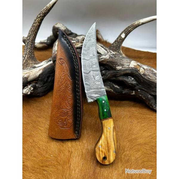 Couteau chasse lame damas 256 couches Manche en bois d'olivier  ref  D61