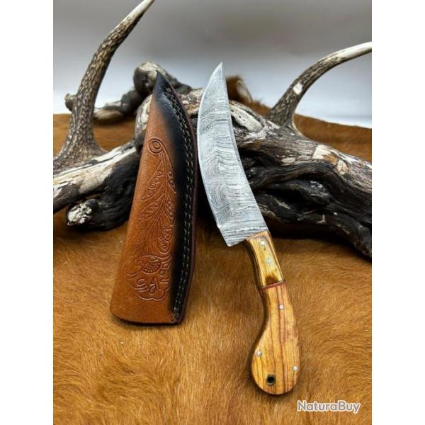 Couteau chasse lame damas 256 couches Manche en bois d'olivier  ref D71