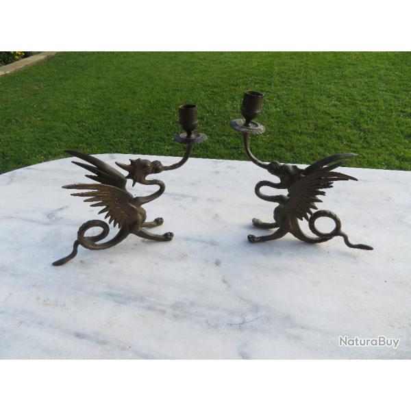 Paire de bougeoir en bronze patin, modle au Griffon/Chimre mythique ail  une Bobche (XIXme)