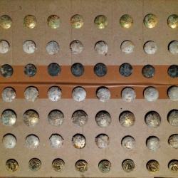 Lot de 90 boutons, 10 crochets et 1 boite en métal Allemands de la seconde guerre mondiale en T.B.E.