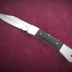 Couteau pliant manche en bois noir nervuré et acier inoxydable Folding knife in wood and stainless