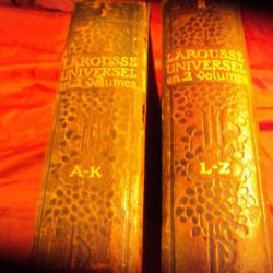 Rare dictionnaire en 2 volumes Larousse Universel.   Richement illustres et documentes.