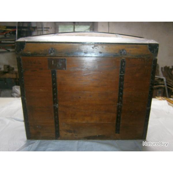Ancienne malle bois et fer forg avec 2 poignes ,  restaurer