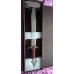 Grande dague officielle de Conan le Barbare  avec sa boîte en bois (pas une épée )