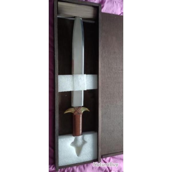Grande dague officielle de Conan le Barbare  avec sa bote en bois (pas une pe )