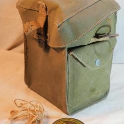 W/| D - sacoche britannique avec éclat dans pochette + boite de vaseline vide Normandie 1944