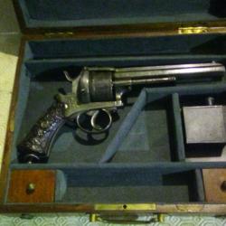 Ce modèle de pistolet le Faucheux est le plus abouti ( dans une boîte pour arme de luxe)