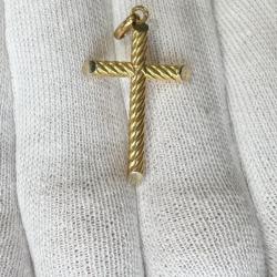 Joli pendentif en or massif - croix catholique- chaine