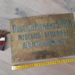 Très rare, très bel ensemble plaque et caducée émaillé de médecin à Oran. Période Guerre d'Algérie.