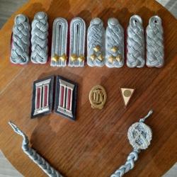 Lot Militaria NVA RDA/DDR - épaulettes, badges, cordon, pattes d'épaules
