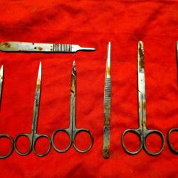 Lot de 7 instruments de chirurgie allemands en métal de la seconde guerre mondiale en T.B.E.