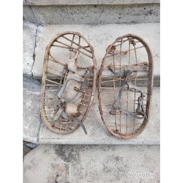 PAIRE D'ANCIENNE RAQUETTES A NEIGE