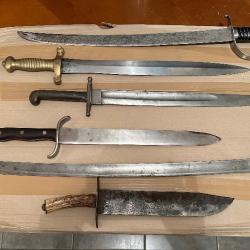 Lot d'anciennes armes blanches