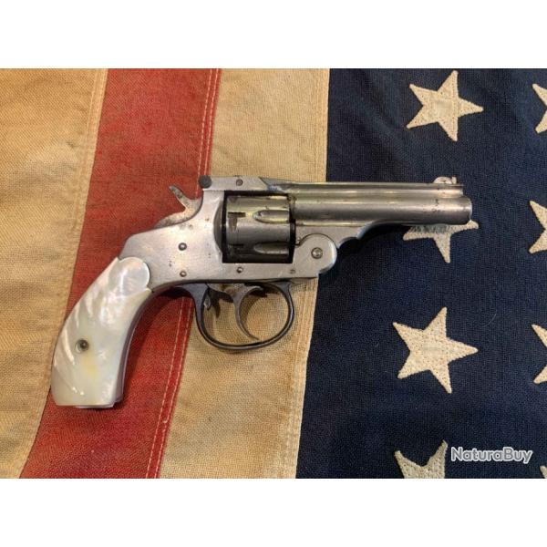 Revolver Harrington & Richardson nickel DA calibre 22 rimfire
