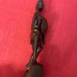 Statuette homme africain nu pieds ebene avec bouclier