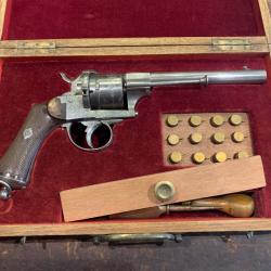 Joli revolver gravé type Lefaucheux en coffret, calibre 12mm à broche