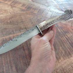 Couteau forgé acier carbone XC75 manche en bois de cerf