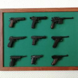 Cadre de 9 pistolets automatiques miniatures à amorce, made in Italy