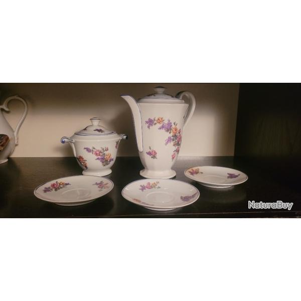 CAFETIERE  ANCIENNE  + 1 SUCRIER + 3 ASSIETTES EN PORCELAINE FLEURIE DE LIMOGES