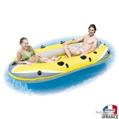 Bateau gonflable sur la mer | Photo Premium