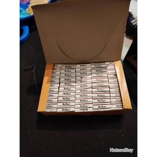 2 botes de 100 paquets d'allumettes chacune, publicitaires Marlboro