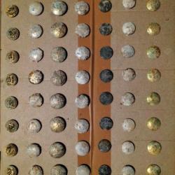 Lot de 90 boutons et de 10 anneaux en métal Allemands de la seconde guerre mondiale en T.B.E.
