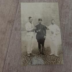 Carte postale d'un soldat français à sa famille avec uniformes