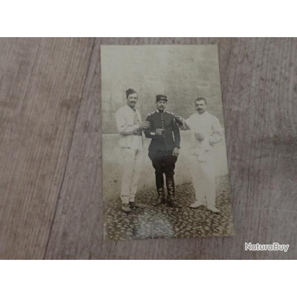 Carte postale d'un soldat franais  sa famille avec uniformes