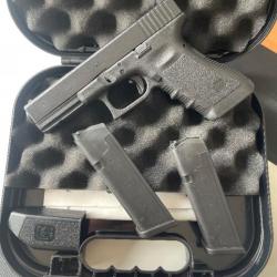 Pistolet Glock 17 Gen.3 cal. 9x19mm dans sa malette d'origine avec 2 chargeurs, chargette, notice ..