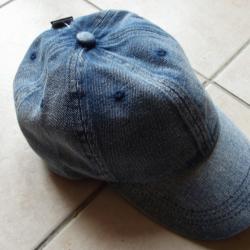 A SAISIR - Casquette en jean 100% coton taille unique réglable marque ARDENE NEUVE