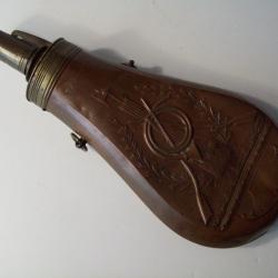 poire a poudre noire vide en cuivre laiton bec verseur godet décor fusil de chasse silex et cor