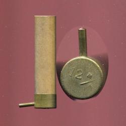 Cal. 12 mm à broche - douille carton beige jamais chargée sans bourrelet - marquage relief : 12 M/M