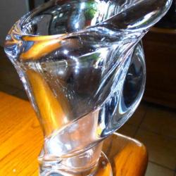 EXTRAORDINAIRE , TRES BEAU ET RARE VASE EN CRISTAL EN VOLUTES AVEC BELLE ESTAMPILLE DESSOUS