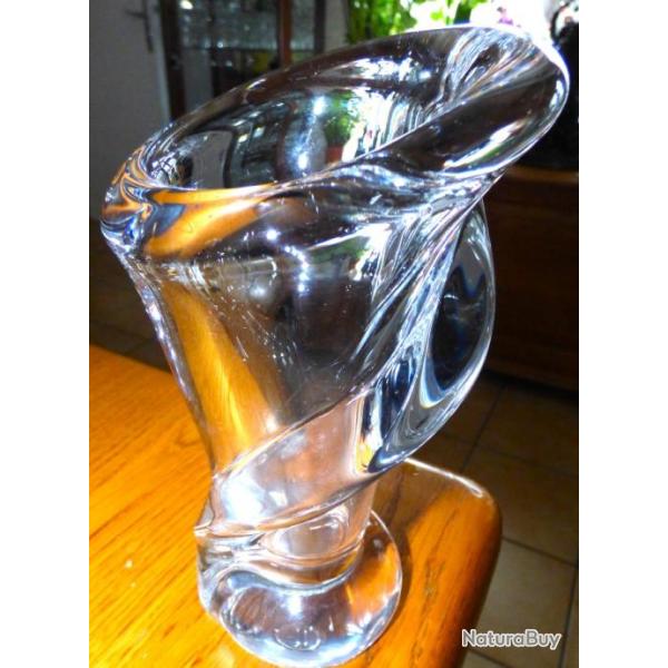 EXTRAORDINAIRE , TRES BEAU ET RARE VASE EN CRISTAL EN VOLUTES AVEC BELLE ESTAMPILLE DESSOUS