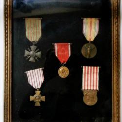 Tableau sous verre 5 médailles guerre 14-18 dont celle de Verdun (PAIEMENT UNIQUEMENT PAR CHEQUE)
