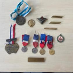 Lot de 13 médailles et insignes militaires et autres