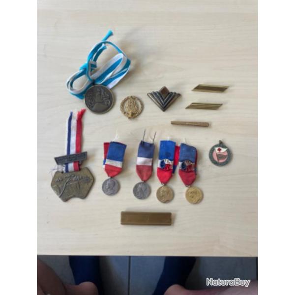 Lot de 13 mdailles et insignes militaires et autres