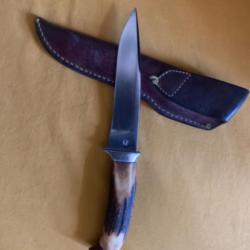 Couteau de chasse artisanal. »Pascal Hémonot » longueur totale 26cm, lame de 16cm.bois de cerf